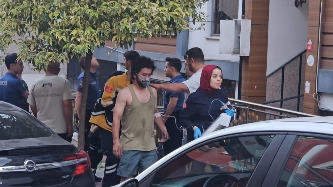 KAĞITHANE’DE 5 KATLI BİNADA ÇIKAN YANGINDA 7KİŞİ KURTARILDI