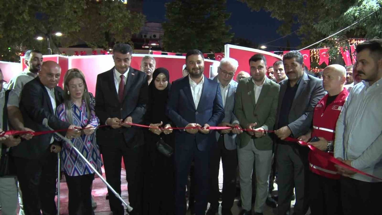 KÂĞITHANE MEYDANI'NDA 15 TEMMUZ DEMOKRASİ VE MİLLÎ BİRLİK GÜNÜ NÖBETİ