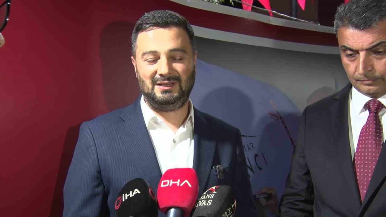 KÂĞITHANE MEYDANI'NDA 15 TEMMUZ DEMOKRASİ VE MİLLÎ BİRLİK GÜNÜ NÖBETİ