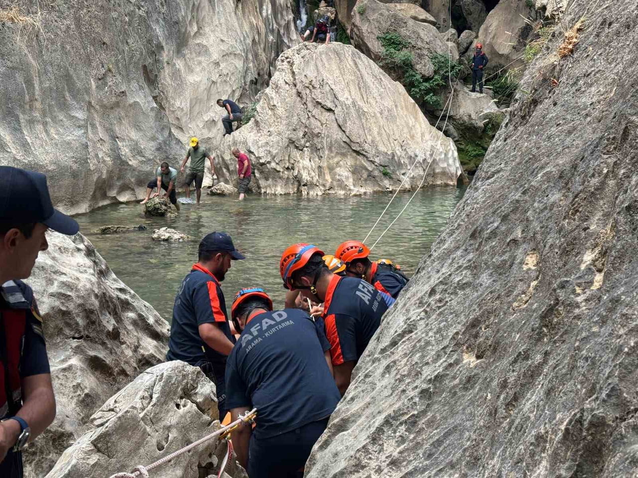 KAHRAMANMARAŞ'IN DÖNGEL MAĞARASI'NDAKİ KAYALIKLARDAN DÜŞEREK YARALANAN VE MAHSUR KALAN ÇOCUK...