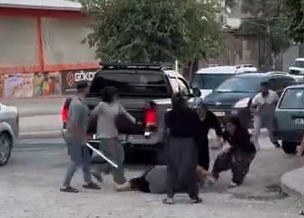KAHRAMANMARAŞ'IN DULKADİROĞLU İLÇESİNDE KADINLAR ARASINDA ÇIKAN VE SOPALARIN KULLANILDIĞI KAVGADA...