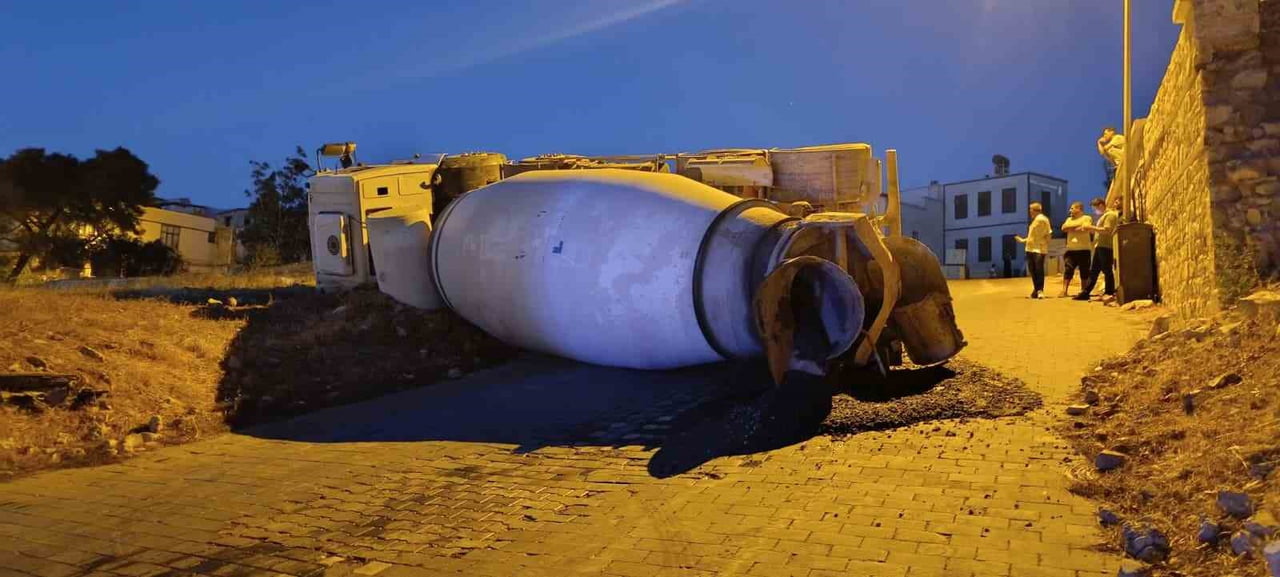 KAHRAMANMARAŞ'IN DULKADİROĞLU İLÇESİNDE KONTROLDEN ÇIKARAK DEVRİLEN BETON MİKSERİNDE BULUNAN 1...