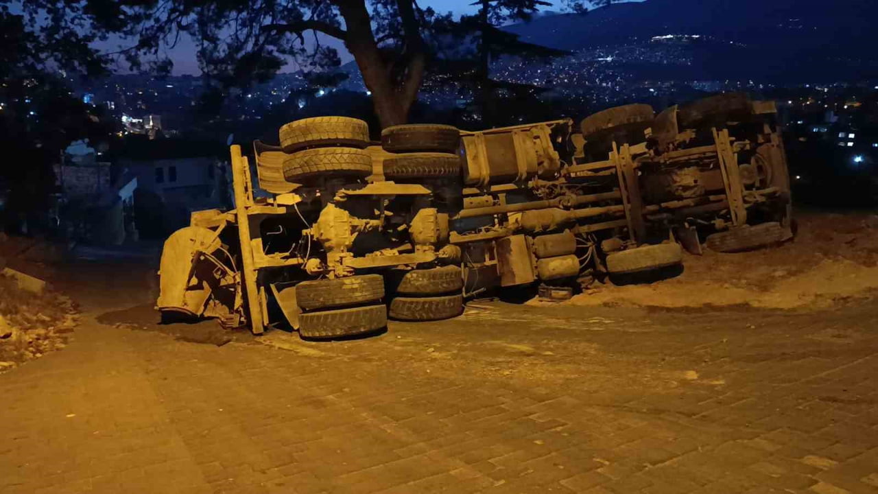 KAHRAMANMARAŞ'IN DULKADİROĞLU İLÇESİNDE KONTROLDEN ÇIKARAK DEVRİLEN BETON MİKSERİNDE BULUNAN 1...