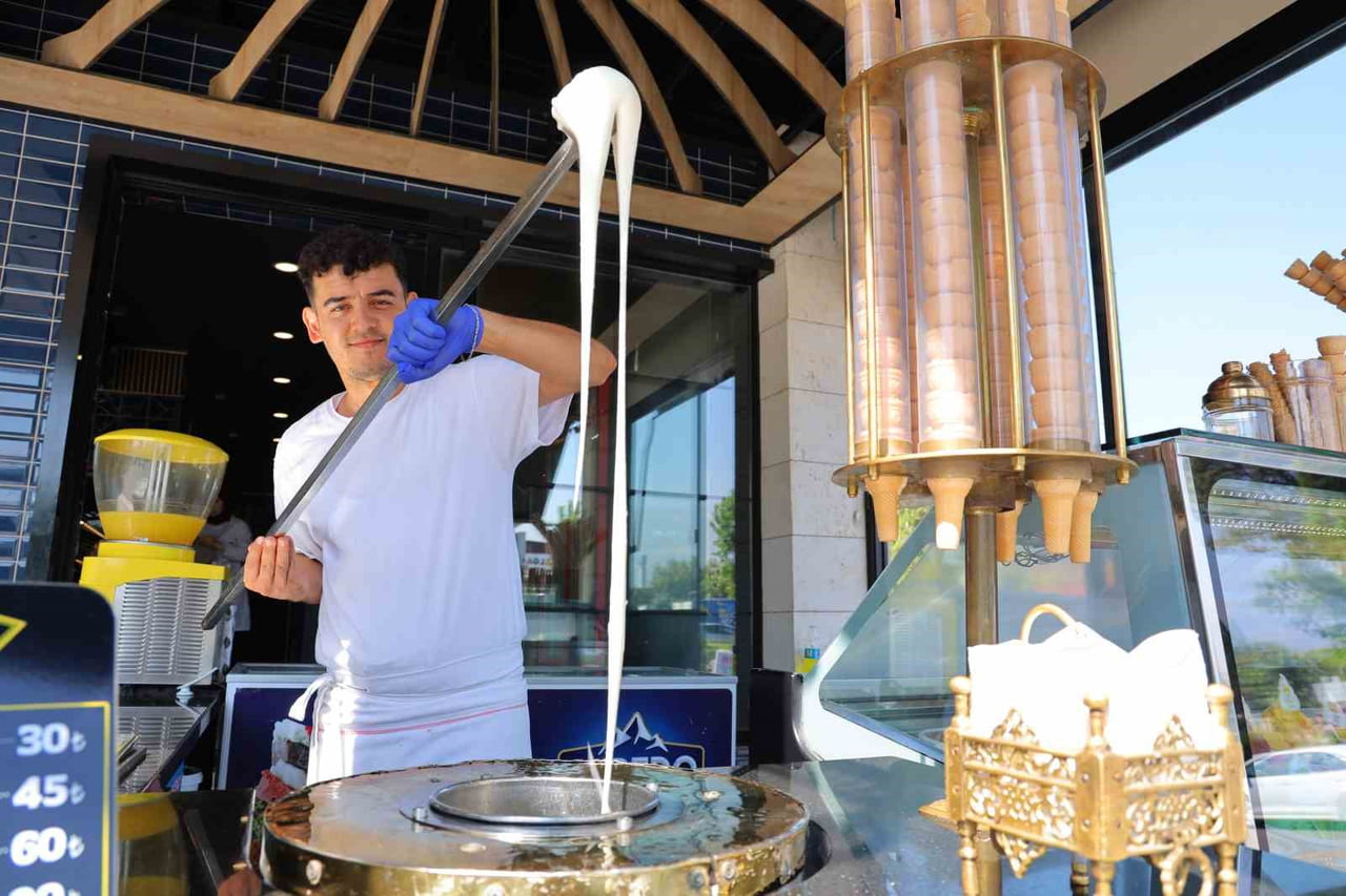 KAHRAMANMARAŞ'IN KÖKLÜ DONDURMA MARKALARINDAN ALPEDO, GELENEKSEL MARAŞ DONDURMASINI YENİLİKÇİ...