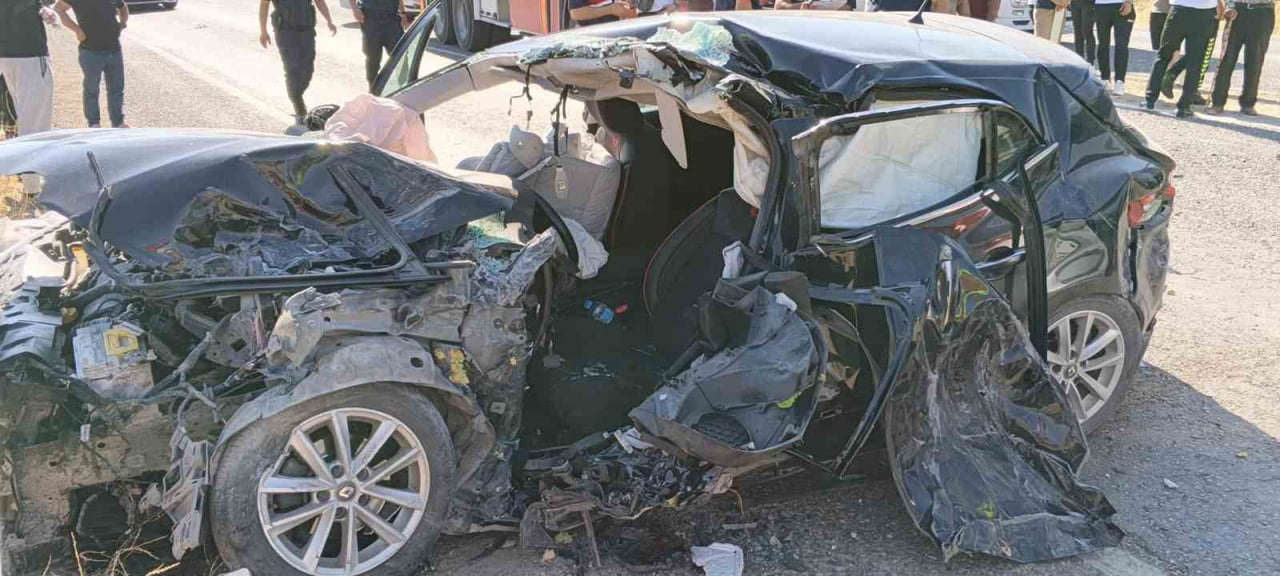 KAHRAMANMARAŞ'IN PAZARCIK İLÇESİNDE SEYİR HALİNDEKİ OTOMOBİL, YOLCU OTOBÜSÜ VE OTOMOBİLE ÇARPTI....