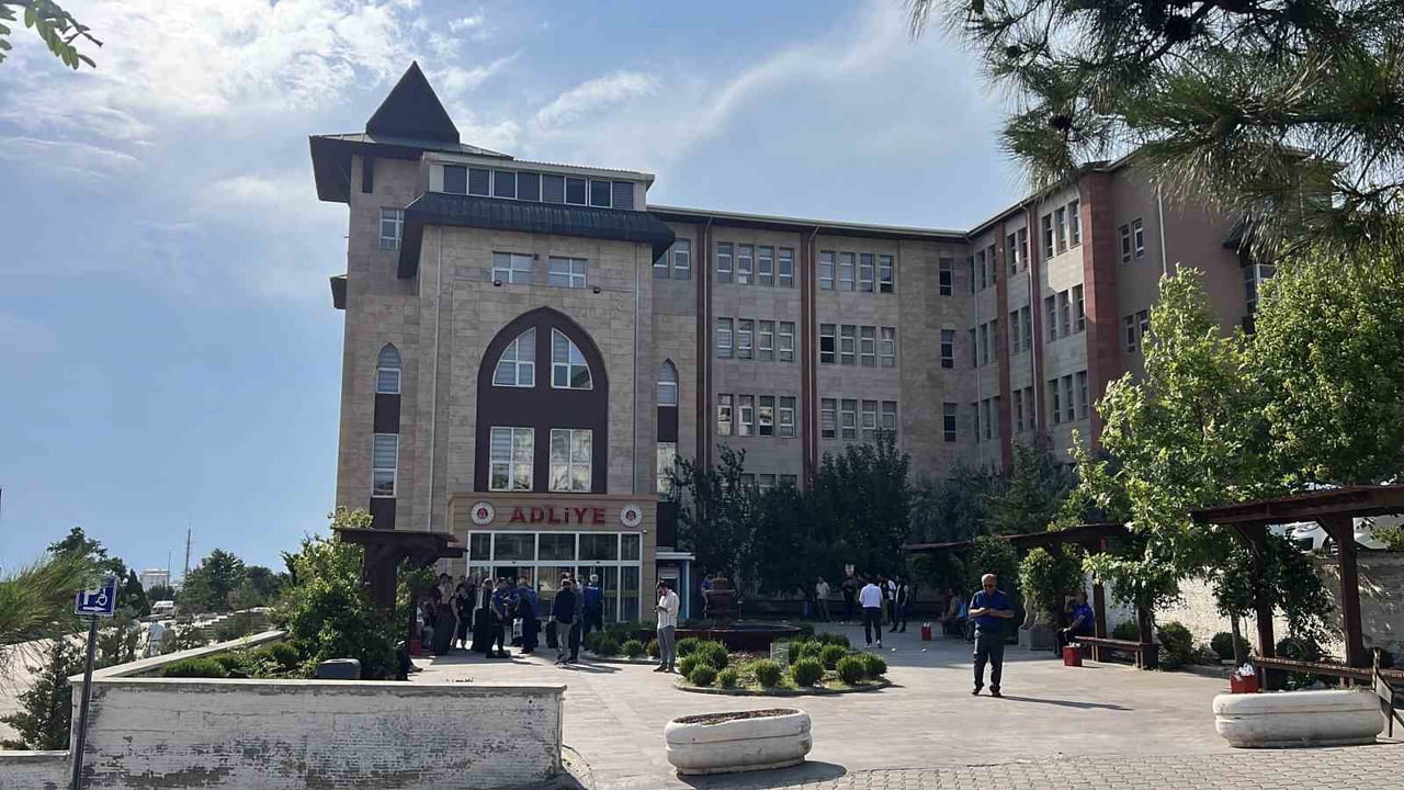 KAHRAMANMARAŞ'TA 6 ŞUBAT DEPREMLERİNDE YIKILAN VE 35 KİŞİNİN HAYATINI KAYBETTİĞİ EZGİ APARTMANI'NA...