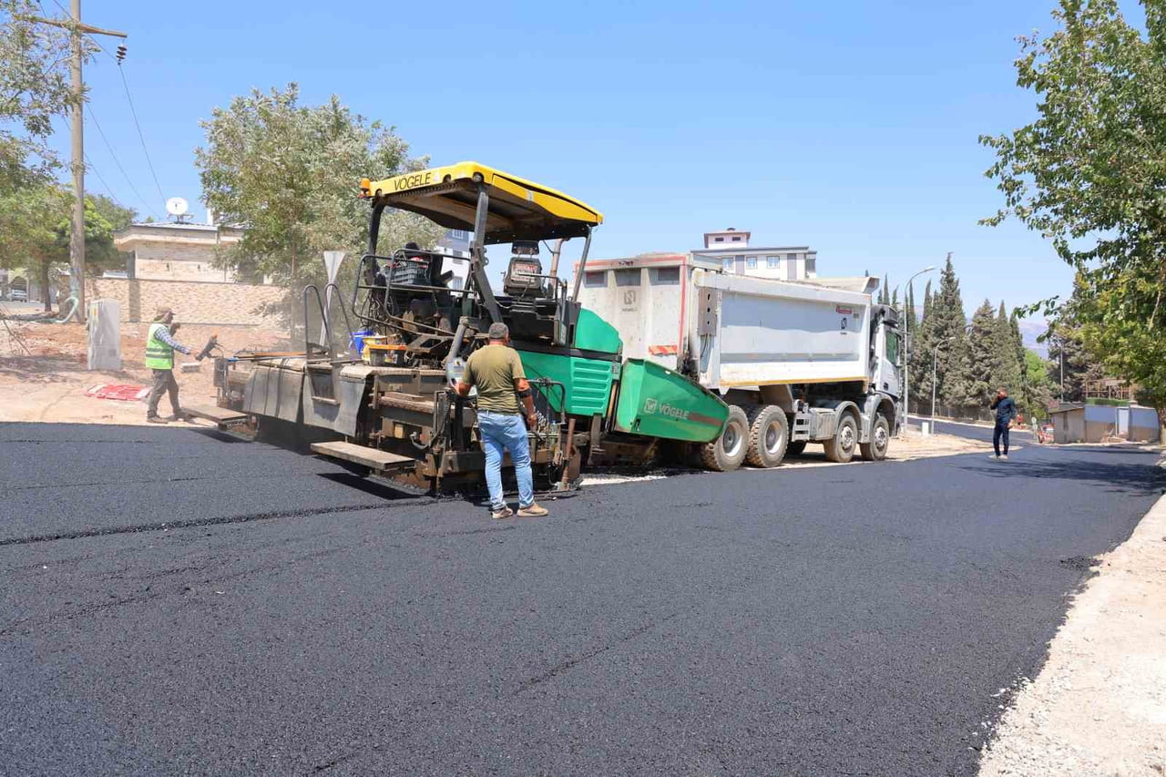 KAHRAMANMARAŞ'TA ASFALT İŞÇİLERİ BUNALTICI SICAĞA RAĞMEN MESAİSİNİ SÜRDÜRÜYOR