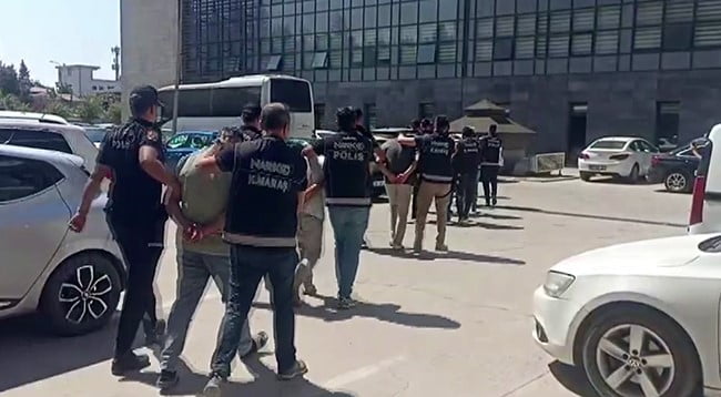 KAHRAMANMARAŞ'TA DÜZENLENEN UYUŞTURUCU OPERASYONUNDA YAKALANAN 30 ŞÜPHELİDEN 25'İ TUTUKLANDI