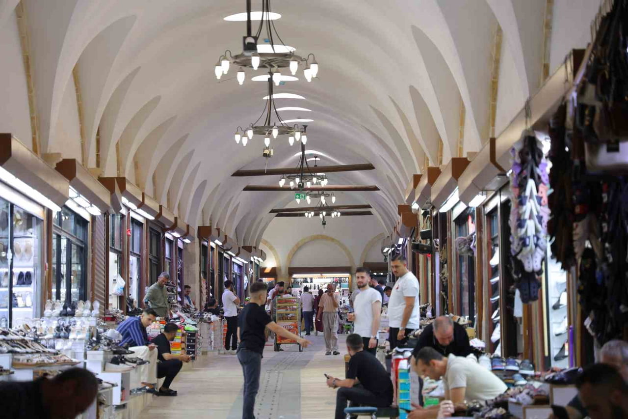 KAHRAMANMARAŞ'TA HAVA SICAKLIĞININ 40 DERECEYİ BULDUĞU YAZ GÜNLERİNDE VATANDAŞLAR SERİNLEYECEK YER...