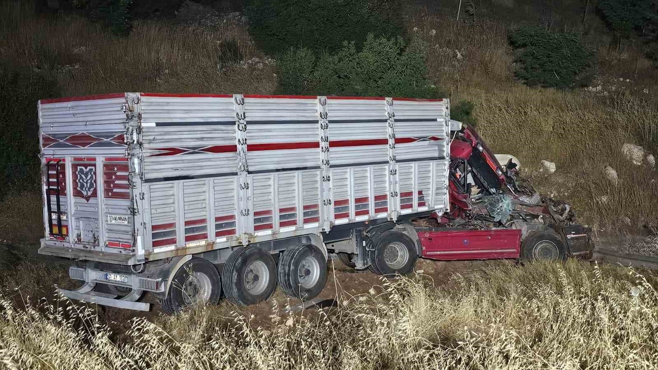 KAHRAMANMARAŞ'TA KAMYONUN TIRA ARKADAN ÇARPMASI SONUCU MEYDANA GELEN KAZADA 1 KİŞİ YARALANDI.