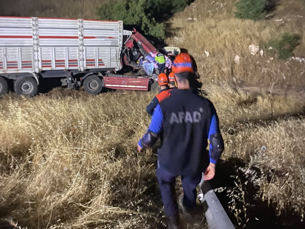 KAHRAMANMARAŞ'TA KAMYONUN TIRA ARKADAN ÇARPMASI SONUCU MEYDANA GELEN KAZADA 1 KİŞİ YARALANDI.