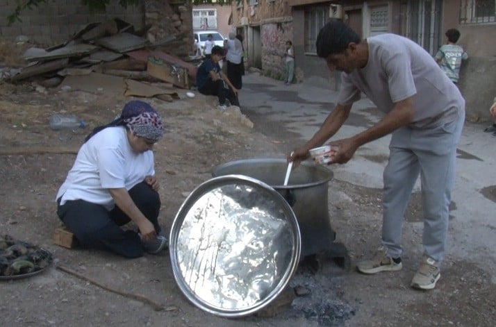 KAHRAMANMARAŞ'TA MUHARREM AYI DOLAYISIYLA MAHALLE SAKİNLERİ İMECE USULÜ BİR ARAYA GELEREK AŞURE...