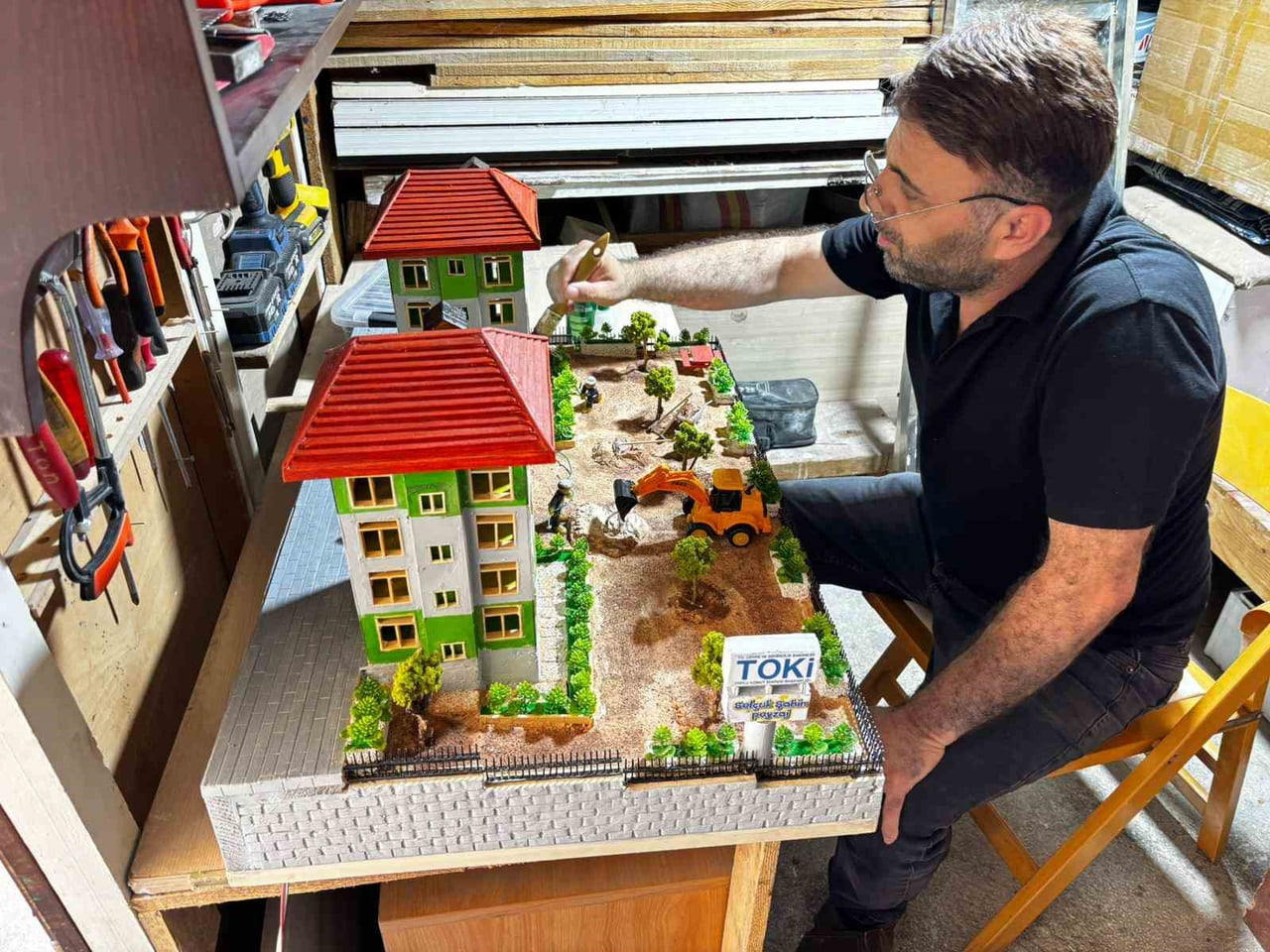 KAHRAMANMARAŞ'TA YAŞAYAN  50 YAŞINDAKİ ÇETİN BACAK, ÇOCUKLUK HAYALİ OLAN MAKET YAPIMINI YAKLAŞIK...