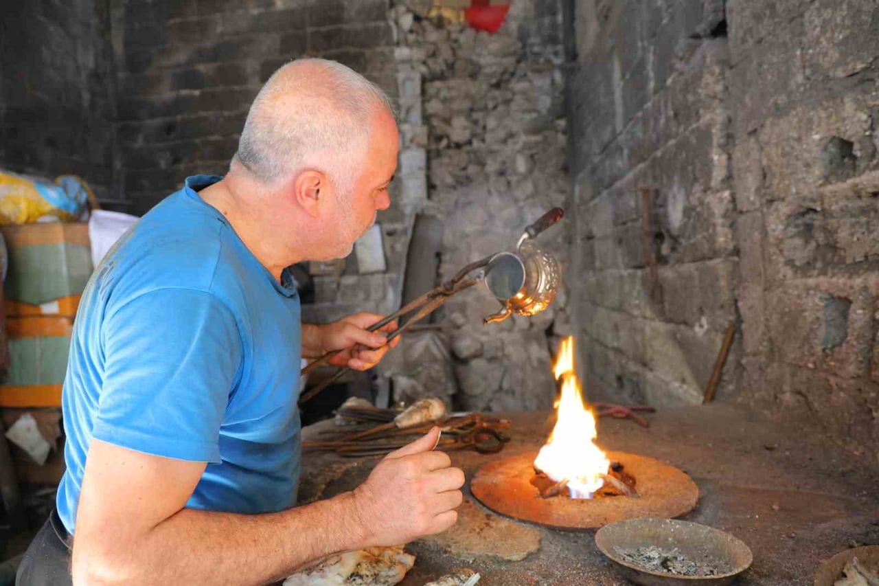 KAHRAMANMARAŞ'TA YAZ SICAKLARININ ETKİLİ OLDUĞU GÜNLERDE, KALAYCI USTASI 45 YILDIR TARİHİ...