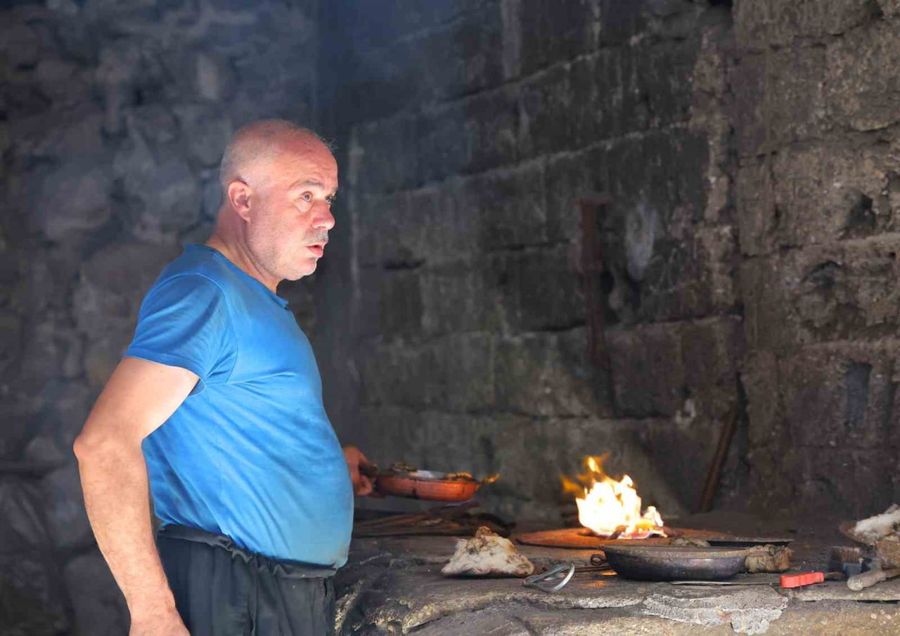 KAHRAMANMARAŞ'TA YAZ SICAKLARININ ETKİLİ OLDUĞU GÜNLERDE, KALAYCI USTASI 45 YILDIR TARİHİ...