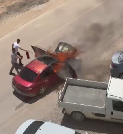 KAHRAMANMARAŞ’IN ELBİSTAN İLÇESİNDE BİR OTOMOBİL ALEV ALEV YANDI