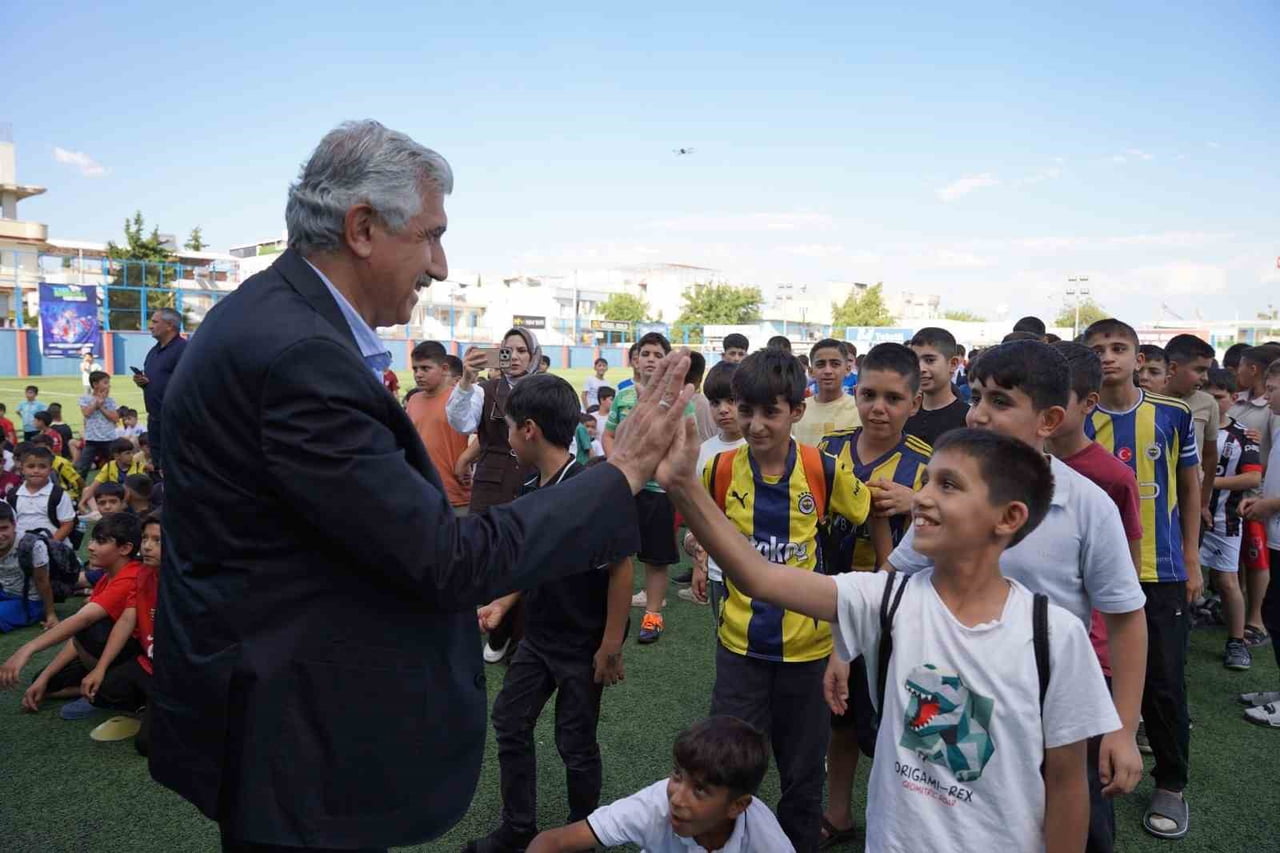 KAHTA BELEDİYESİ'NDEN YAZ SPOR OKULLARI ÖĞRENCİLERİNE FORMA DESTEĞİ