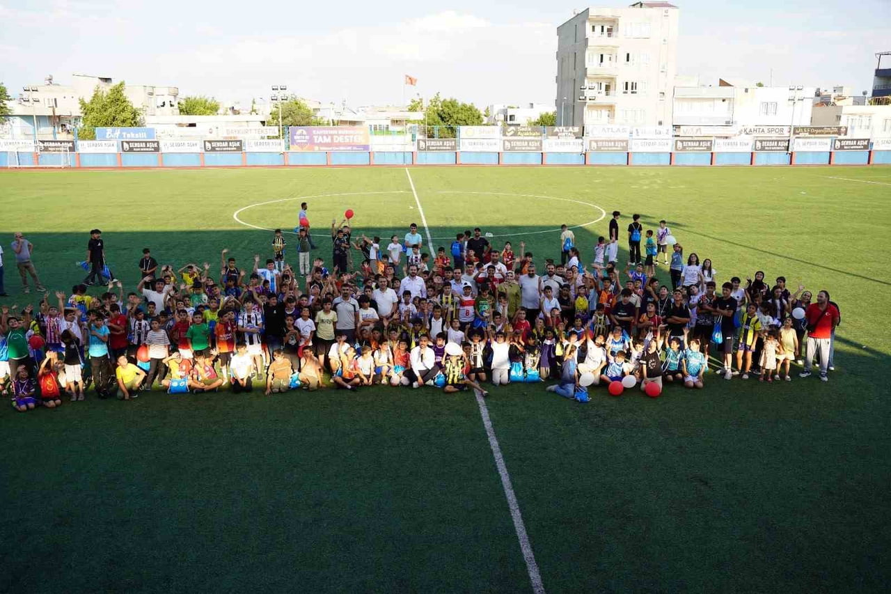 KAHTA BELEDİYESİ'NDEN YAZ SPOR OKULLARI ÖĞRENCİLERİNE FORMA DESTEĞİ