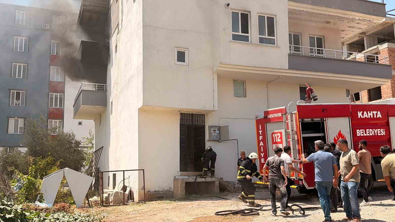 KAHTA İLÇESİNDE İNŞAAT İŞÇİLERİNİN KALDIĞI EVDE ÇIKAN YANGINDA 2 KİŞİ DUMANDAN...