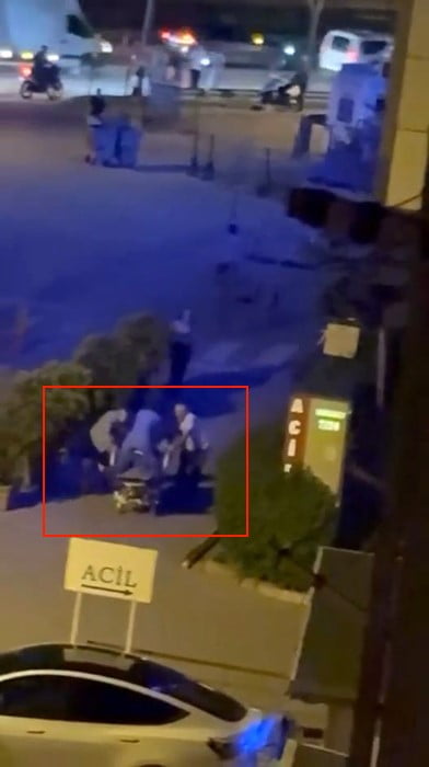 KALBİ DURAN BİR GENCE ACİL MÜDAHALE EDEN DOKTOR, SEDYE ÜZERİNDE YAPTIĞI KALP MASAJINA HASTA ACİL...