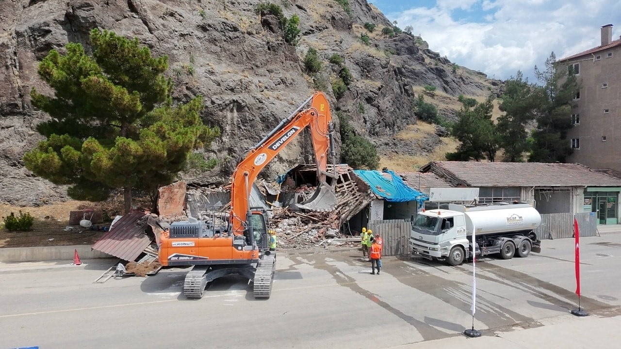 KALE ÇEVRESİNDE BULUNAN EVLER İŞ MAKİNELERİYLE YIKILIYOR