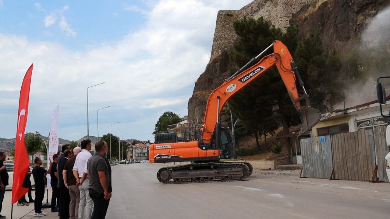 KALE ÇEVRESİNDE BULUNAN EVLER İŞ MAKİNELERİYLE YIKILIYOR