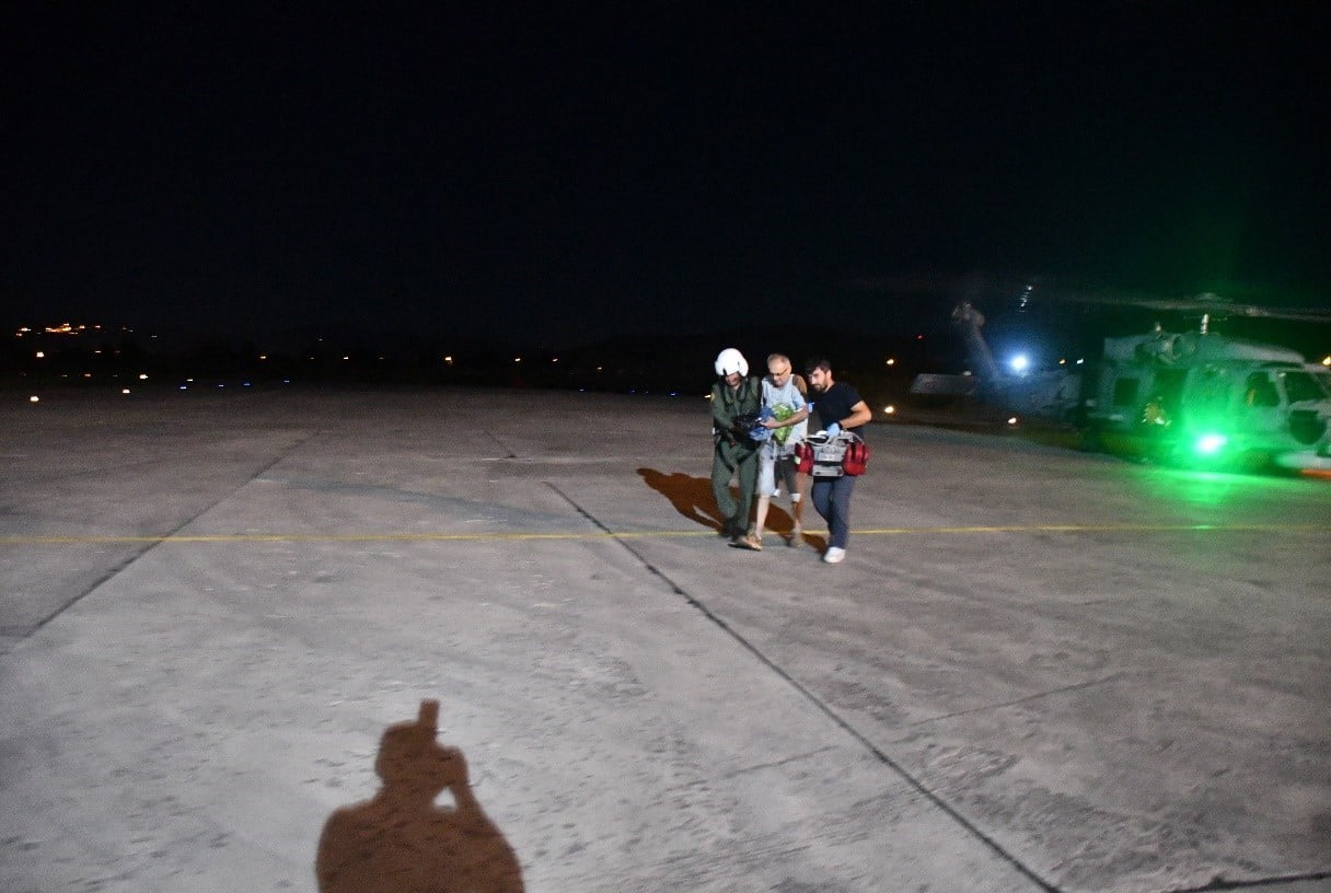KALP KRİZİ GEÇİREN VATANDAŞ, DENİZ KUVVETLERİ KOMUTANLIĞINA AİT HELİKOPTERLE GÖKÇEADA'DAN...
