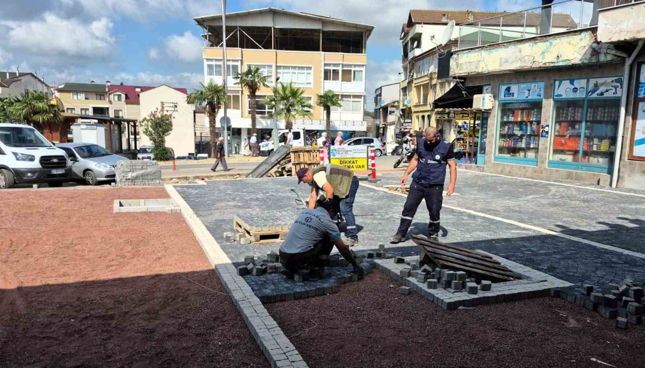 KANDIRA, YAPIMI DEVAM EDEN KENT MEYDANI İLE MODERN YAŞAM ALANINA KAVUŞUYOR. ÇALIŞMALARIN...