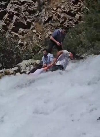 KANİSPİ ŞELALESİ'NDE AKINTININ ORTASINDA KALAN ÇOCUK SON ANDA KURTARILDI.