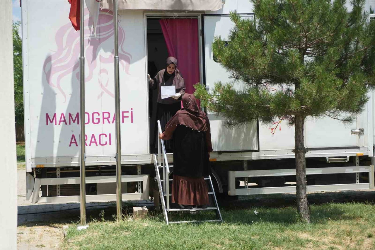 KANSER ERKEN TEŞHİS, TARAMA VE EĞİTİM MERKEZİ (KETEM) EKİPLERİ MOBİL TARAMA ARACIYLA MEME, RAHİM...
