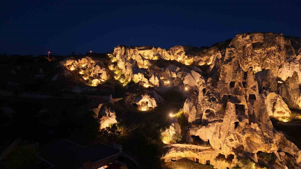 KAPADOKYA'DA HAYATA GEÇİRİLEN GECE MÜZECİLİĞİ UYGULAMASIYLA BÖLGENİN TARİHİ VE DOĞAL MİRASI GÜN...