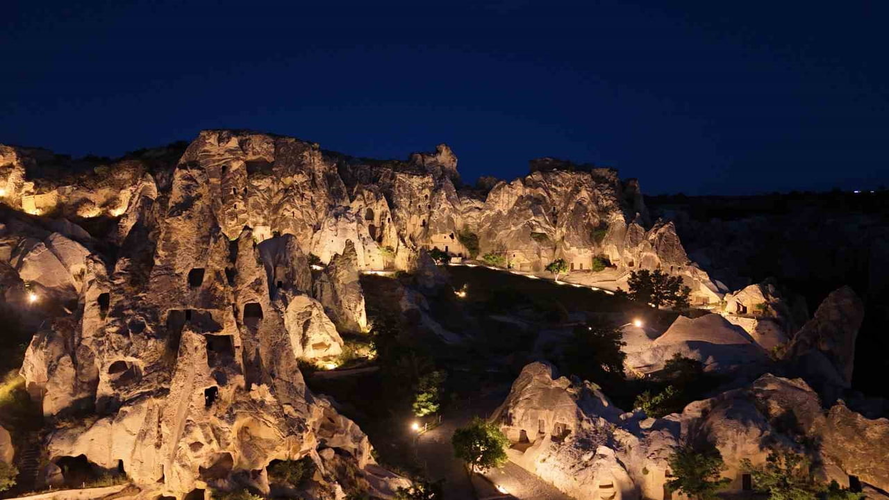 KAPADOKYA'DA HAYATA GEÇİRİLEN GECE MÜZECİLİĞİ UYGULAMASIYLA BÖLGENİN TARİHİ VE DOĞAL MİRASI GÜN...