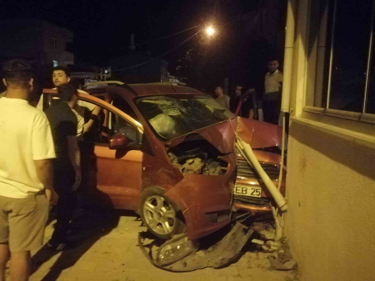 KAPAKLI İLÇESİNDE ALKOLLÜ SÜRÜCÜNÜN KULLANDIĞI OTOMOBİL KONTROLDEN ÇIKARAK BİNA DUVARINA...