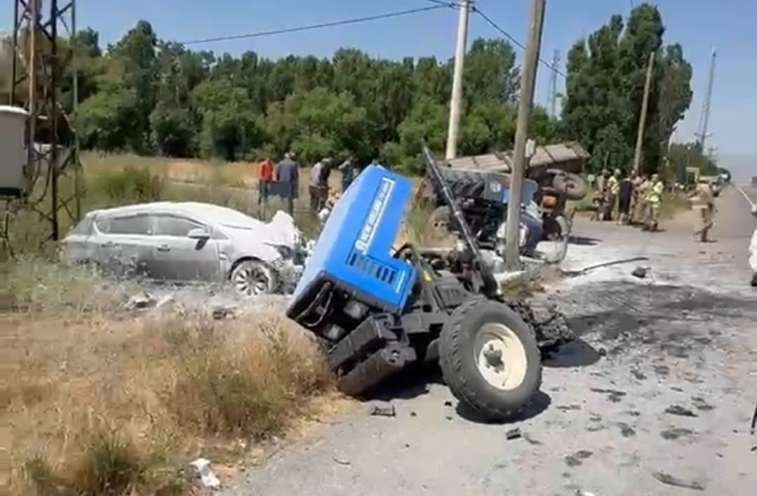 KARA YOLUNDA TRAKTÖR İLE OTOMOBİLİN ÇARPIŞMASI SONUCU MEYDANA GELEN TRAFİK KAZASINDA 3 KİŞİ...