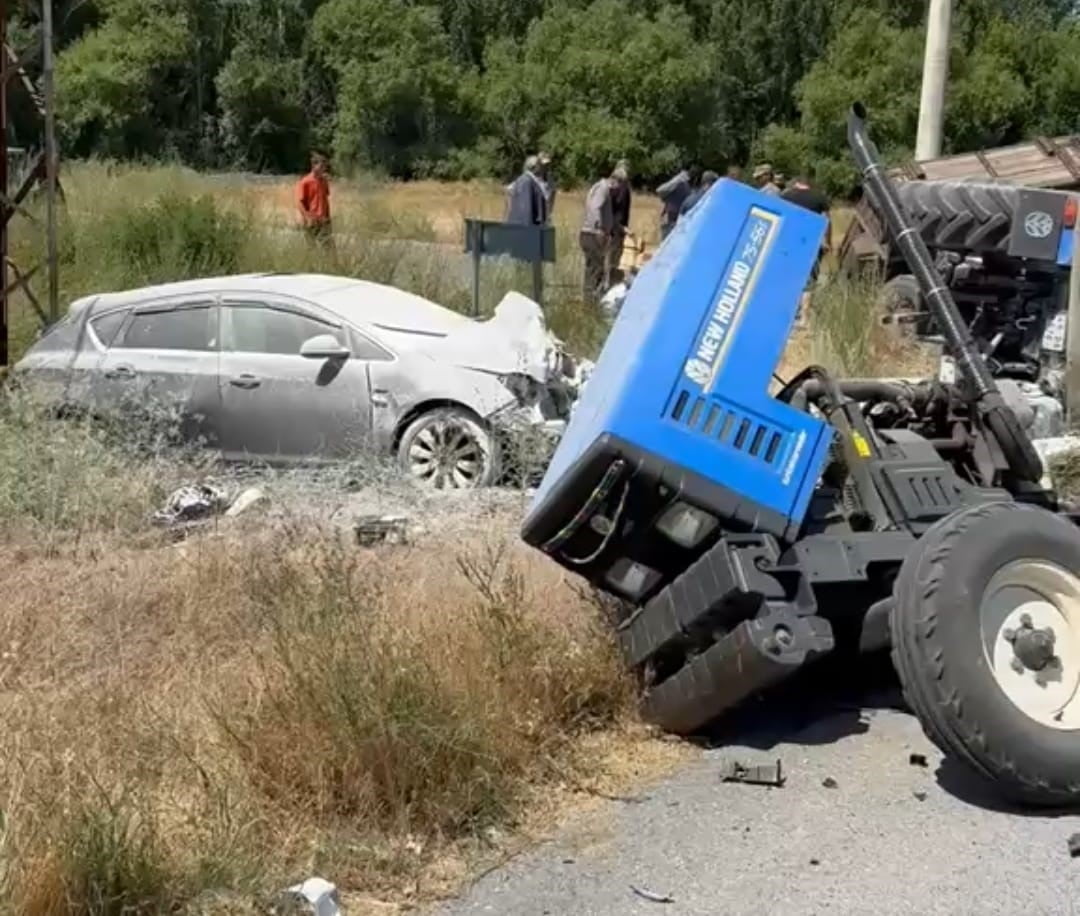 KARA YOLUNDA TRAKTÖR İLE OTOMOBİLİN ÇARPIŞMASI SONUCU MEYDANA GELEN TRAFİK KAZASINDA 3 KİŞİ...