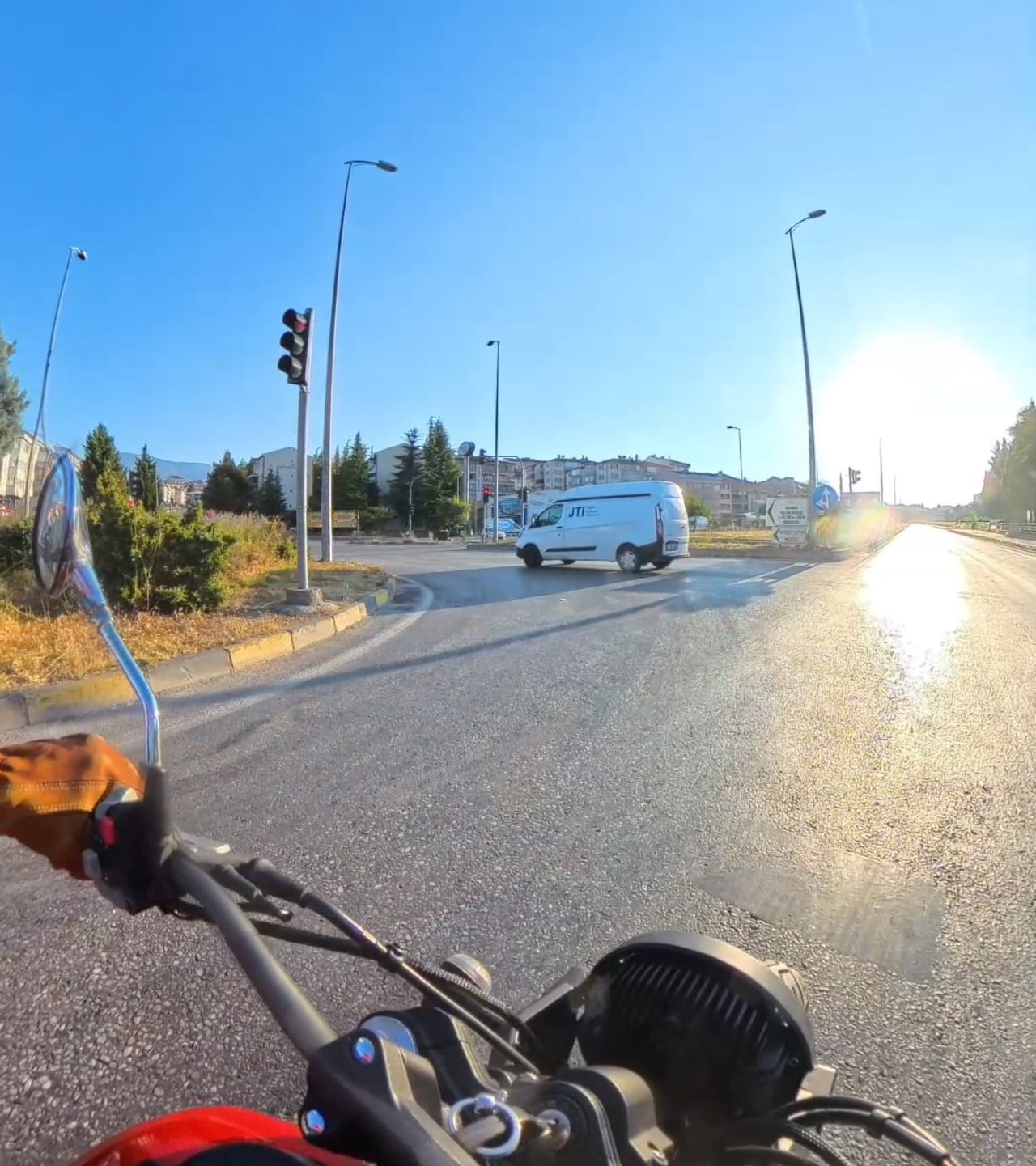 KARABÜK'TE BAZI SÜRÜCÜLERİN KIRMIZI IŞIKTA DURMAYARAK YAPTIĞI TRAFİK İHLALLERİ, BİR MOTOSİKLET...