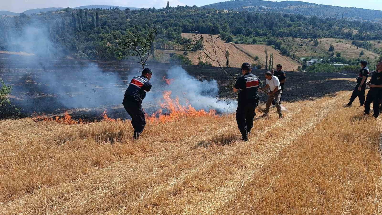 KARABÜK'TE BOŞ ARAZİDE ÇIKAN VE GENİŞ BİR ALANA YAYILAN ANIZ YANGINI, EKİPLERİN HAVADAN VE KARADAN...