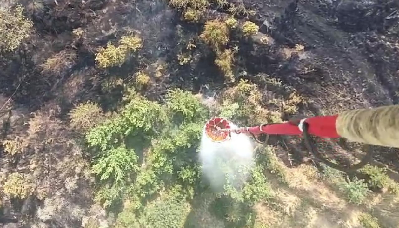 KARABÜK'TE BOŞ ARAZİDE ÇIKAN VE RÜZGARIN ETKİSİYLE YAKLAŞIK 5 HEKTARLIK ALANA YAYILAN ANIZ...