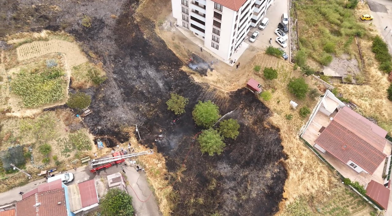 KARABÜK'TE ÇIKAN OT YANGINI, YERLEŞİM YERLERİNE SIÇRAMADAN İTFAİYE EKİPLERİNCE...