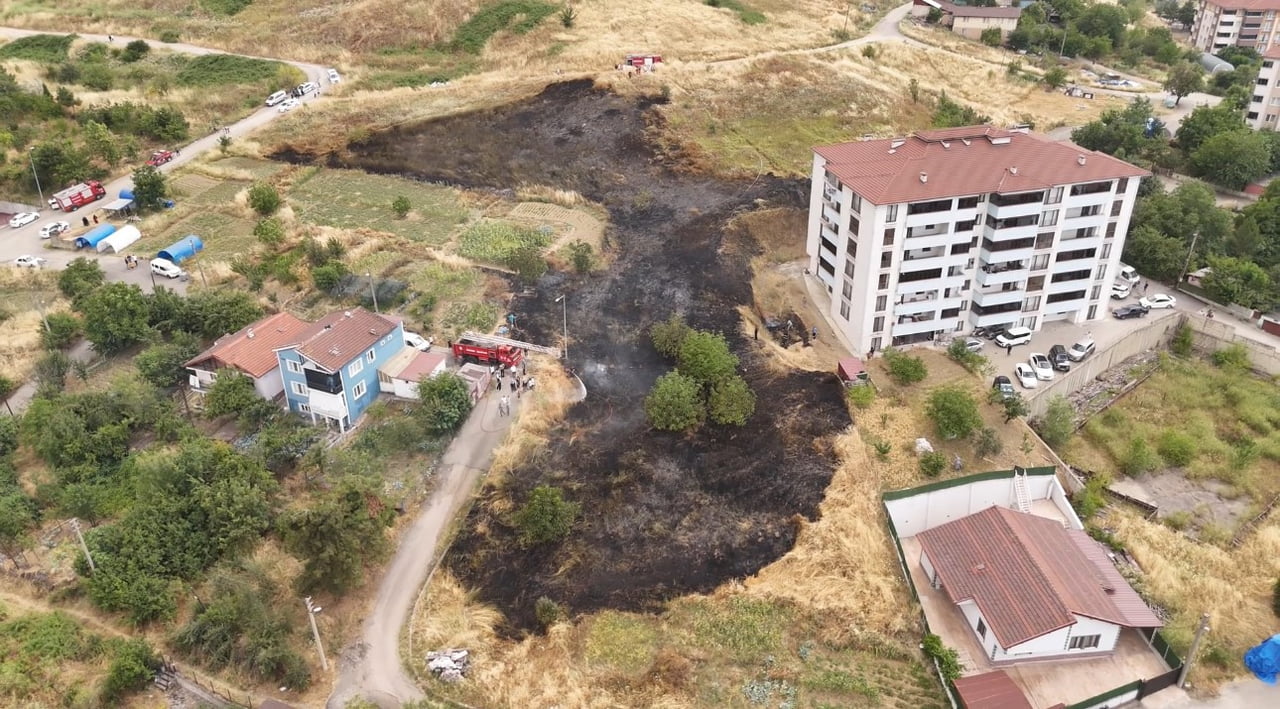 KARABÜK'TE ÇIKAN OT YANGINI, YERLEŞİM YERLERİNE SIÇRAMADAN İTFAİYE EKİPLERİNCE...