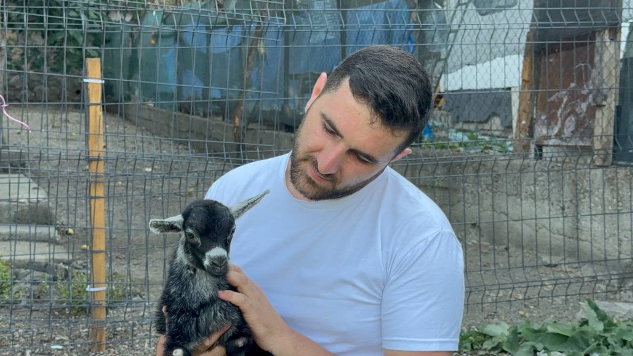 KARABÜK'TE DEMİR ÇELİK FABRİKASINDA ÇALIŞAN SİNAN AYTEL İLE EŞİ, PETSHOPTA KARŞILAŞTIKLARI...