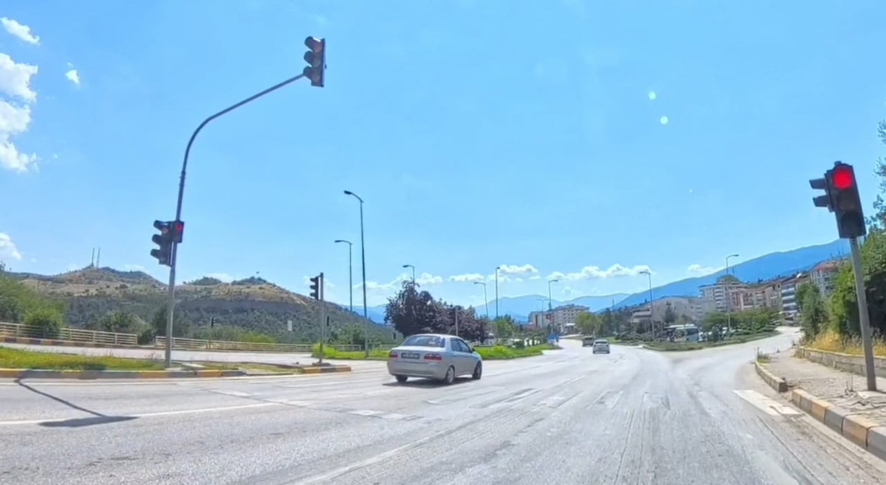KARABÜK'TE FARKLI NOKTALARDA TRAFİK KURALLARINI İHLAL EDEN SÜRÜCÜLER, ARAÇ VE KASK KAMERALARINCA...