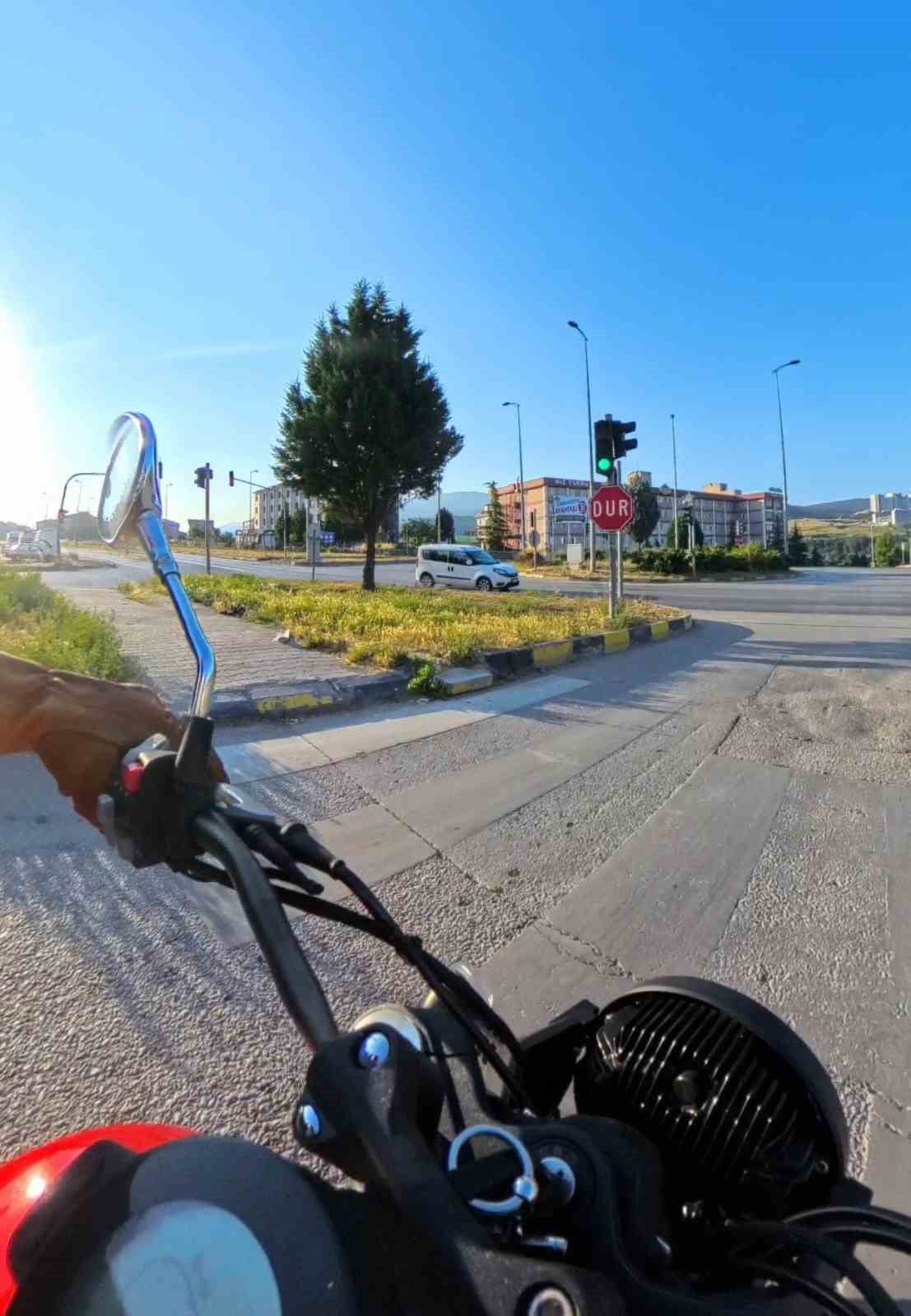 KARABÜK'TE FECİ KAZALARIN YAŞANDIĞI KAVŞAKTA KIRMIZI IŞIK İHLALİ YAPAN OTOMOBİLİN PLAKASINA 5 BİN...