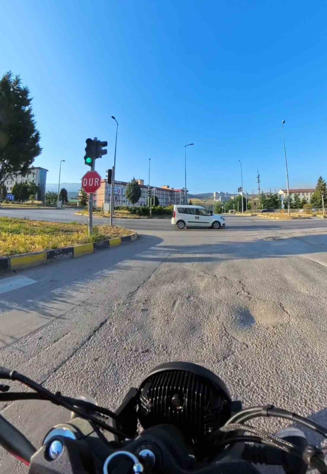 KARABÜK'TE FECİ KAZALARIN YAŞANDIĞI KAVŞAKTA KIRMIZI IŞIK İHLALİ YAPAN OTOMOBİLİN PLAKASINA 5 BİN...
