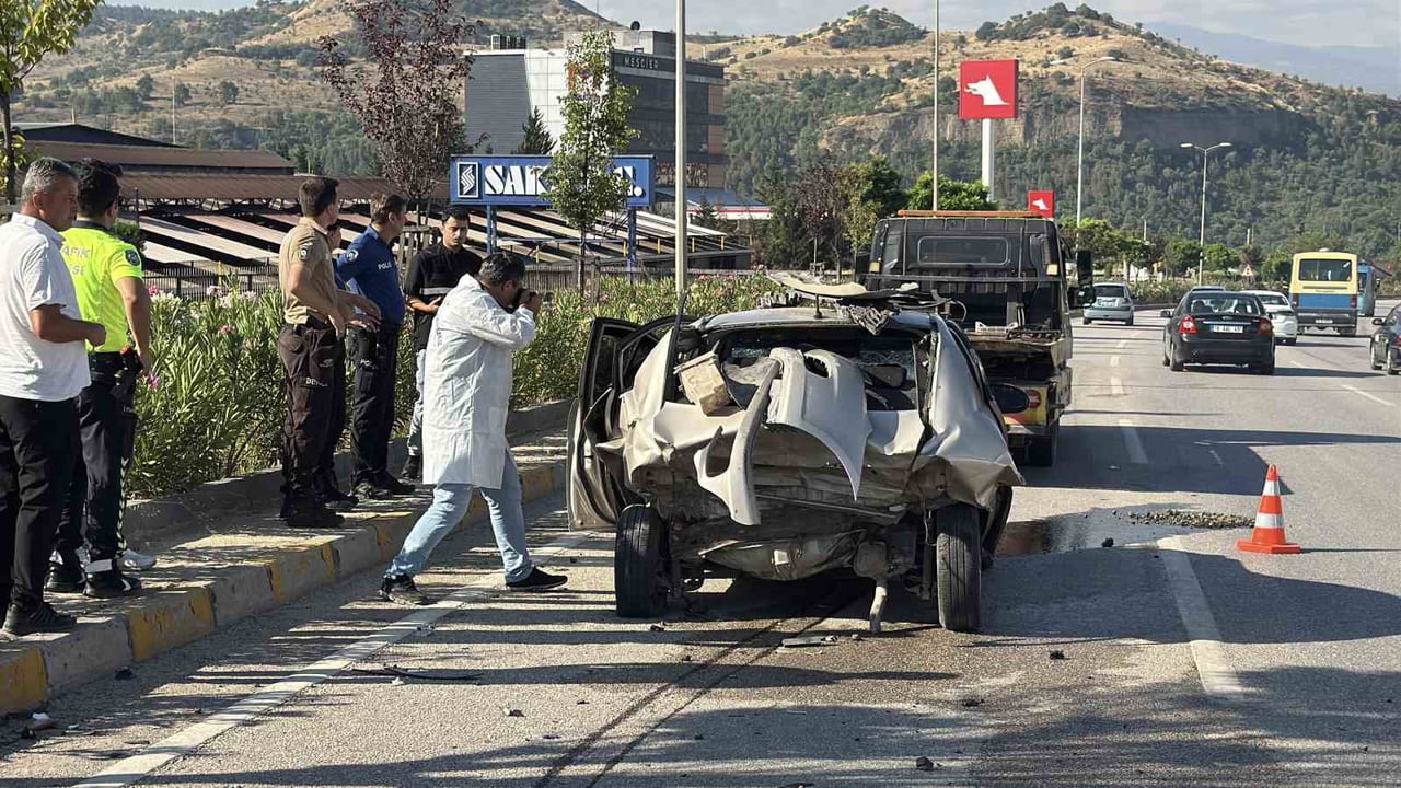 KARABÜK'TE İŞ MAKİNESİNİN DE KARIŞTIĞI ÜÇ ARAÇLI ZİNCİRLEME TRAFİK KAZASINDA 1'İ AĞIR 2 KİŞİ...