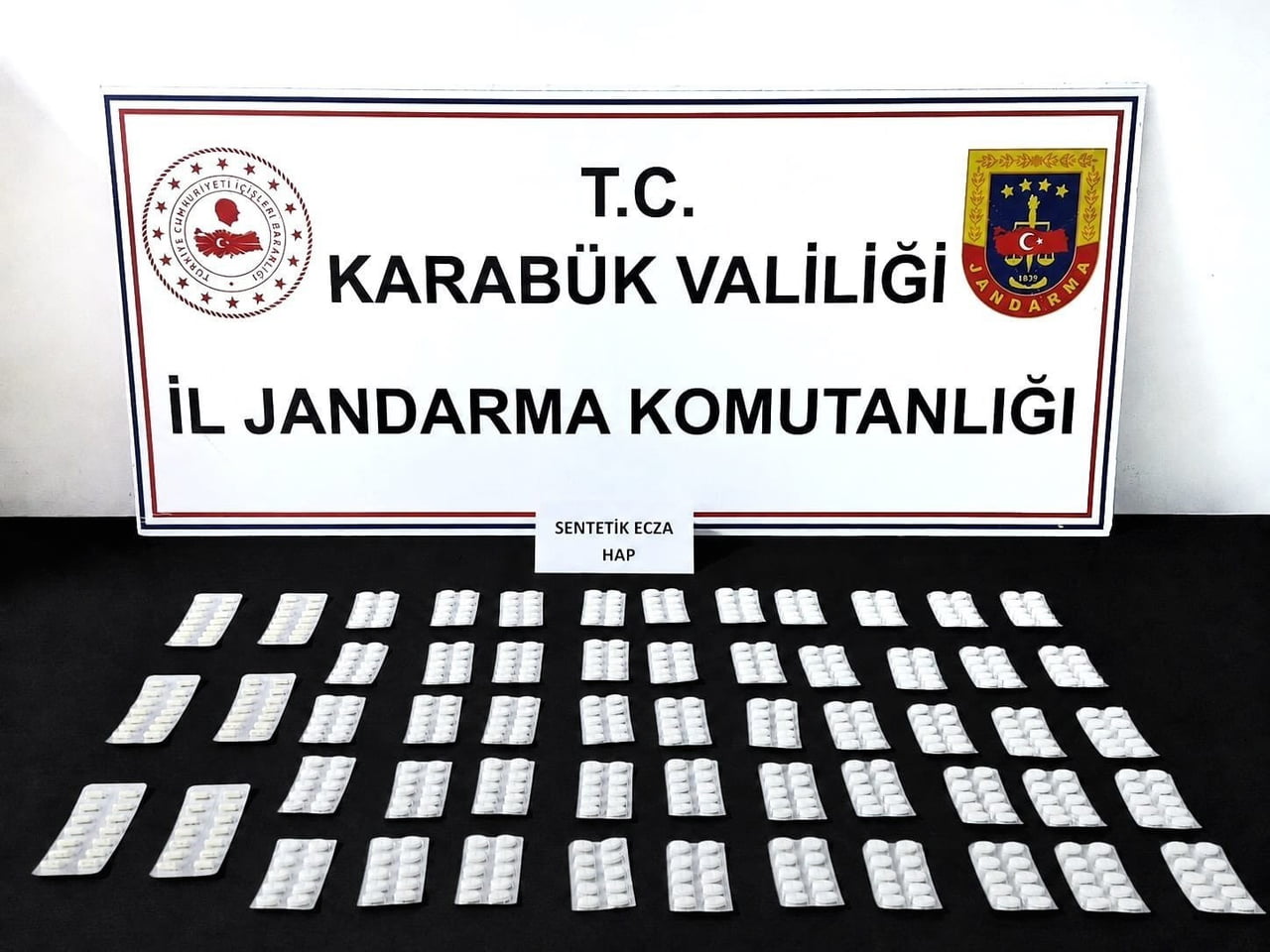 KARABÜK'TE JANDARMA EKİPLERİNCE DÜZENLENEN İKİ AYRI OPERASYONDA 598 SENTETİK ECZA HAPI İLE 18...