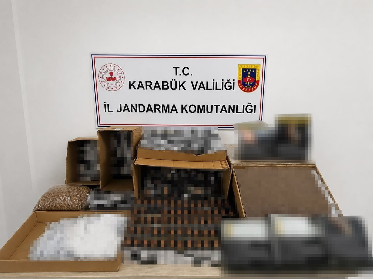 KARABÜK'TE JANDARMA EKİPLERİNCE DÜZENLENEN İKİ AYRI OPERASYONDA UYUŞTURUCU MADDE EMDİRİLMİŞ PEÇETE...