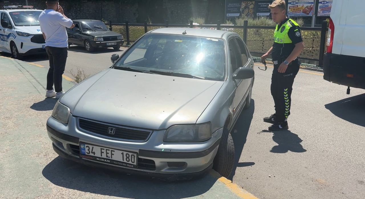 KARABÜK'TE KONTROLDEN ÇIKAN OTOMOBİLİN KALDIRIMA ÇIKARAK YAYAYA ÇARPMASI SONUCU 1 KİŞİ YARALANDI....