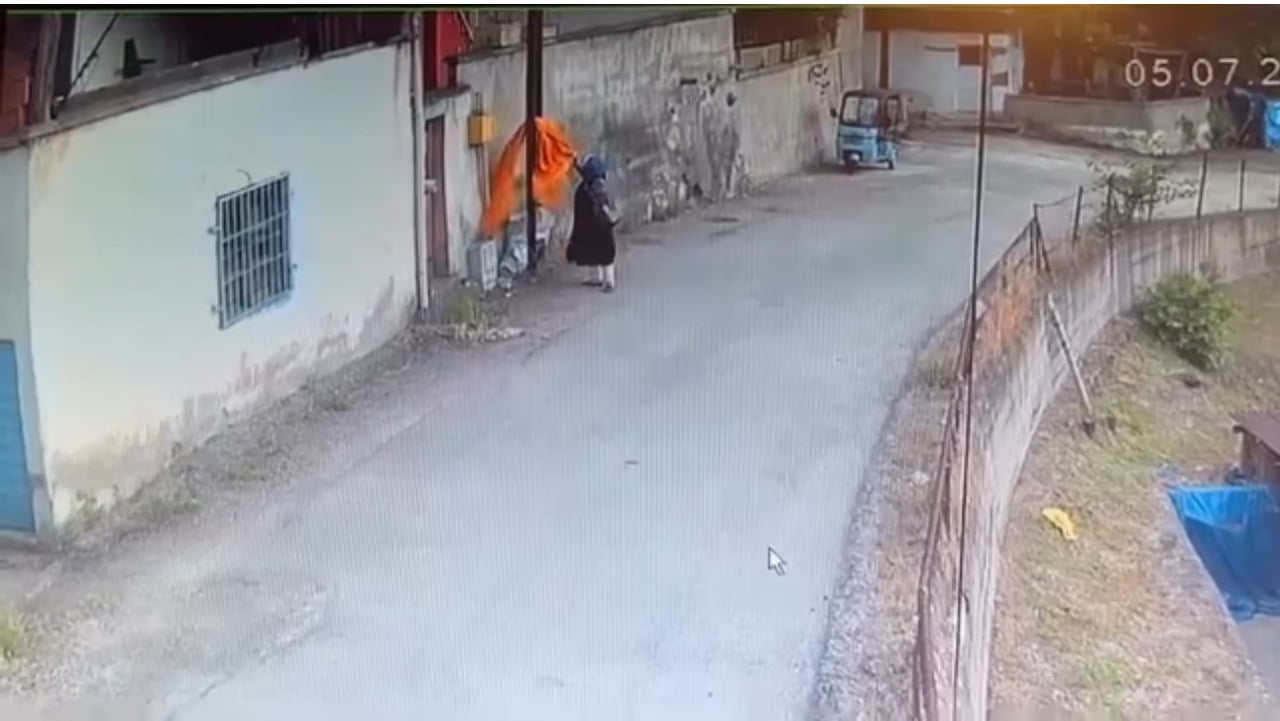 KARABÜK'TE KURUMASI İÇİN ELEKTRİK DİREĞİNE ASILAN YATAK ÖRTÜSÜ, YOLDAN GEÇEN BİR KADIN TARAFINDAN...