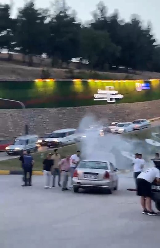 KARABÜK'TE TRAFİK IŞIKLARINDA BEKLEDİĞİ SIRADA MOTOR BÖLÜMÜNDEN DUMANLAR YÜKSELEN OTOMOBİLDE ÇIKAN...